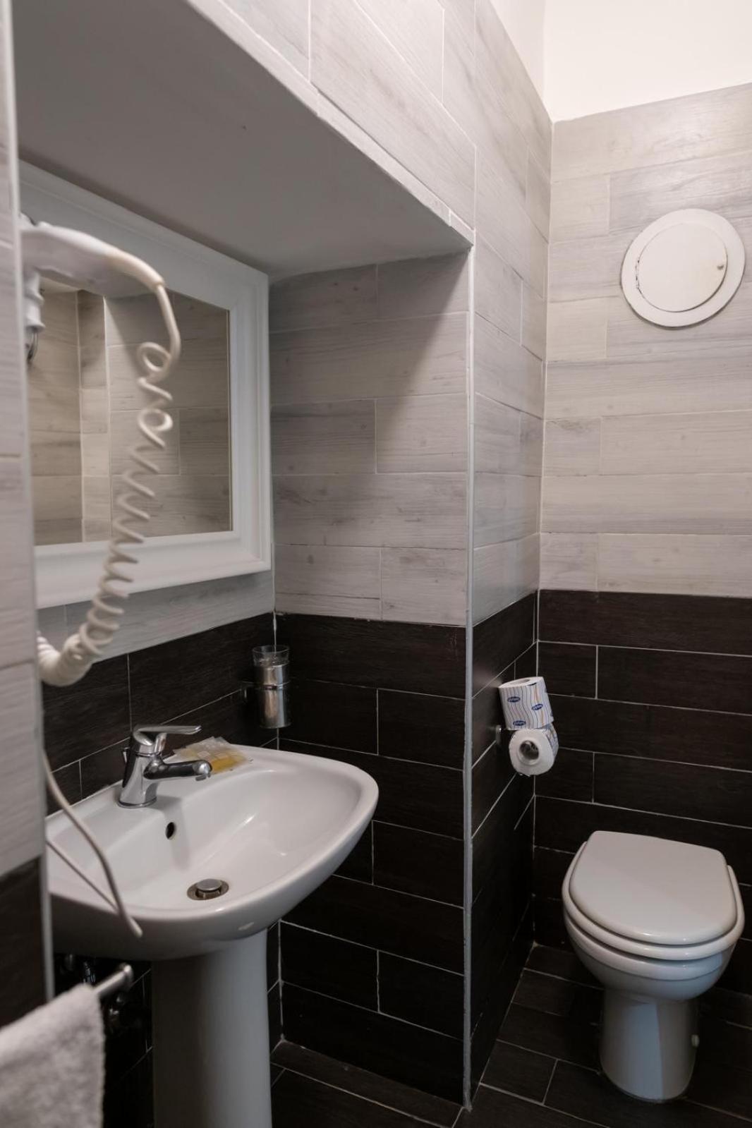 Toledo Road 429 Hotel Napoli Ngoại thất bức ảnh